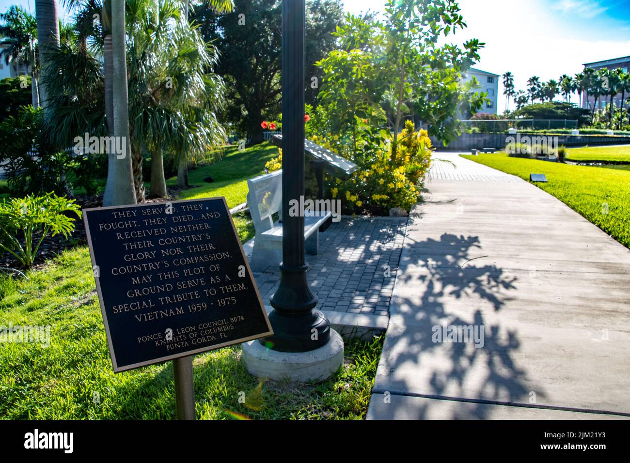 Vietnam Memorial Wall demi-réplique de taille située dans Veterans Park, Punta Gorda, Charlotee County, Floride. Vue sur la passerelle autour du parc public Banque D'Images