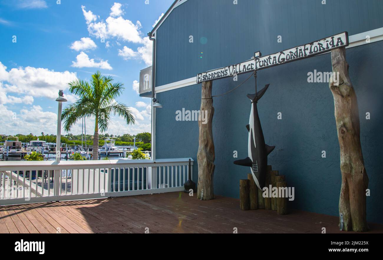 Requins accrochant des œuvres d'art à Fisherman's Wharf-Punta Gorda Florida-Charlotte County. Sur la rivière de la paix, partie du sentier de harborwalk Banque D'Images