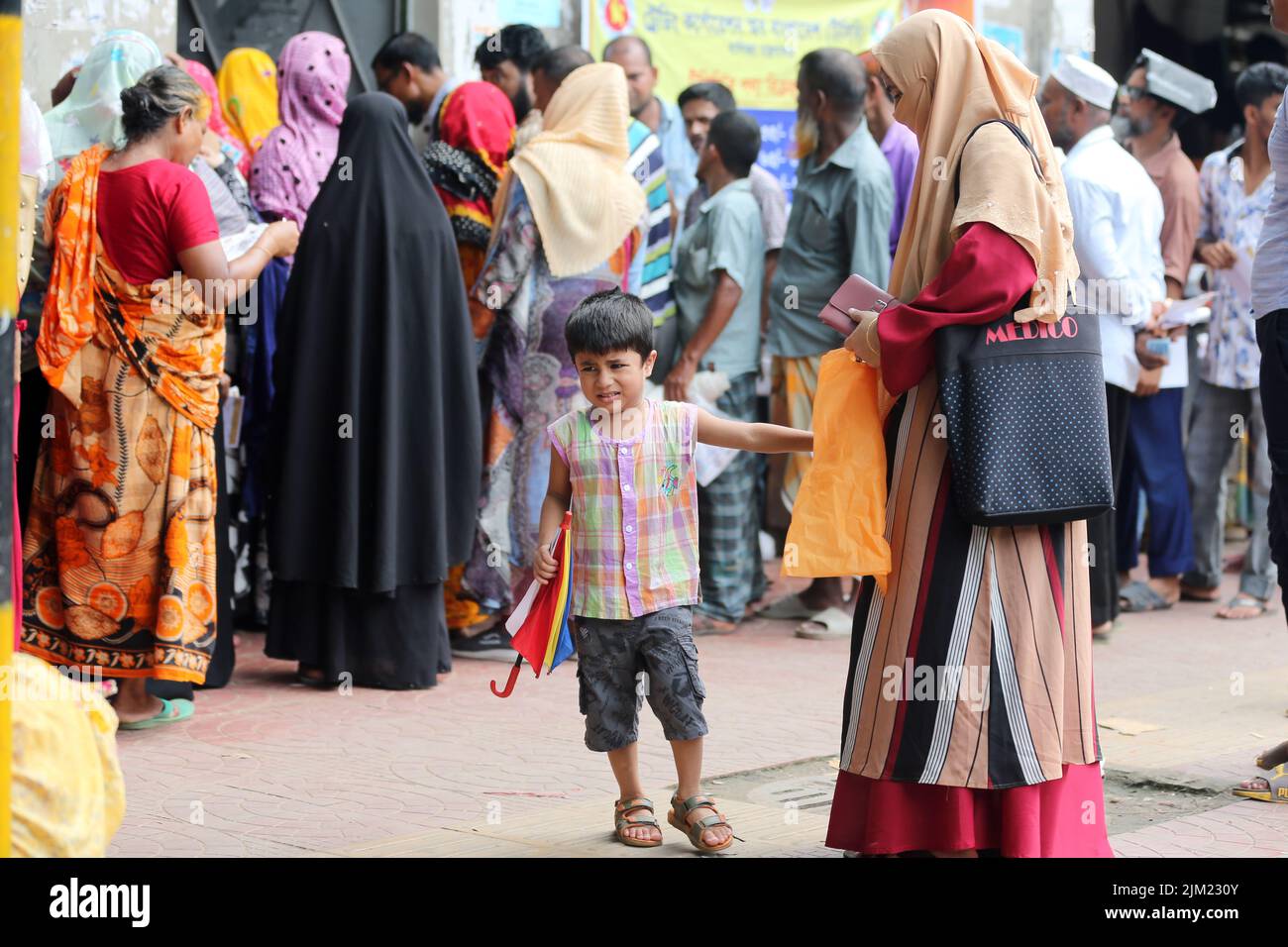 Surpeuplement de personnes au TCB biponon kendra [centre de vente de nourriture] dans le quartier n° 10 de Motijheel dans la capitale pour collecter des produits,Bangladesh. Comme le Banque D'Images