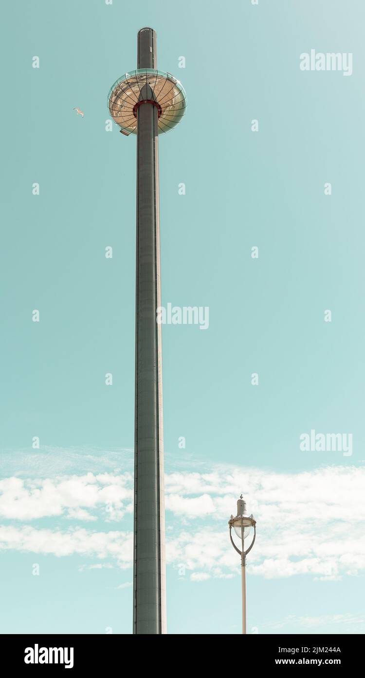 Grande image étroite de la tour d'observation de Brighton et d'un lampadaire contre un ciel bleu Banque D'Images