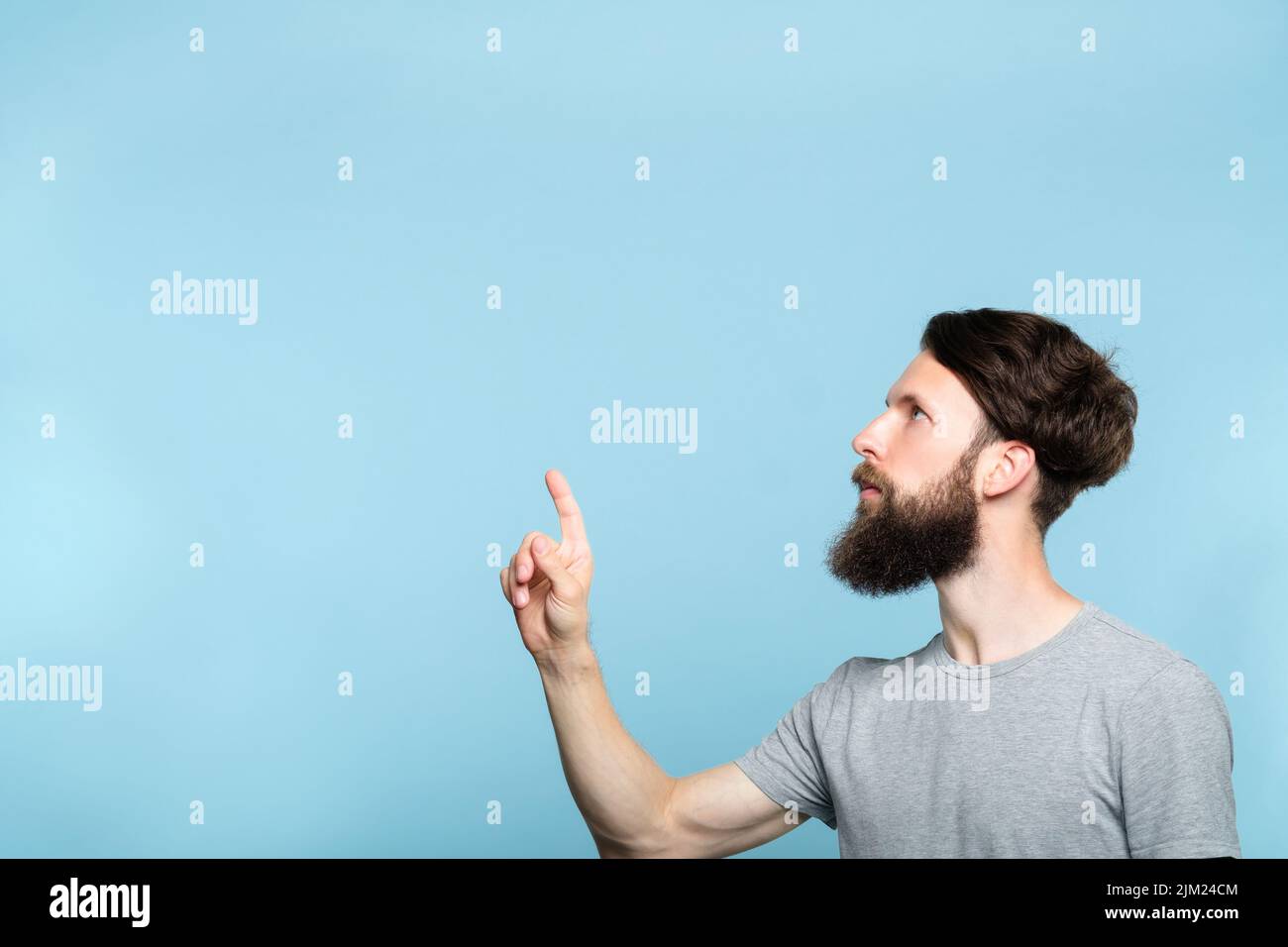 homme réfléchi, appuyez sur le bouton virtuel gauche Banque D'Images