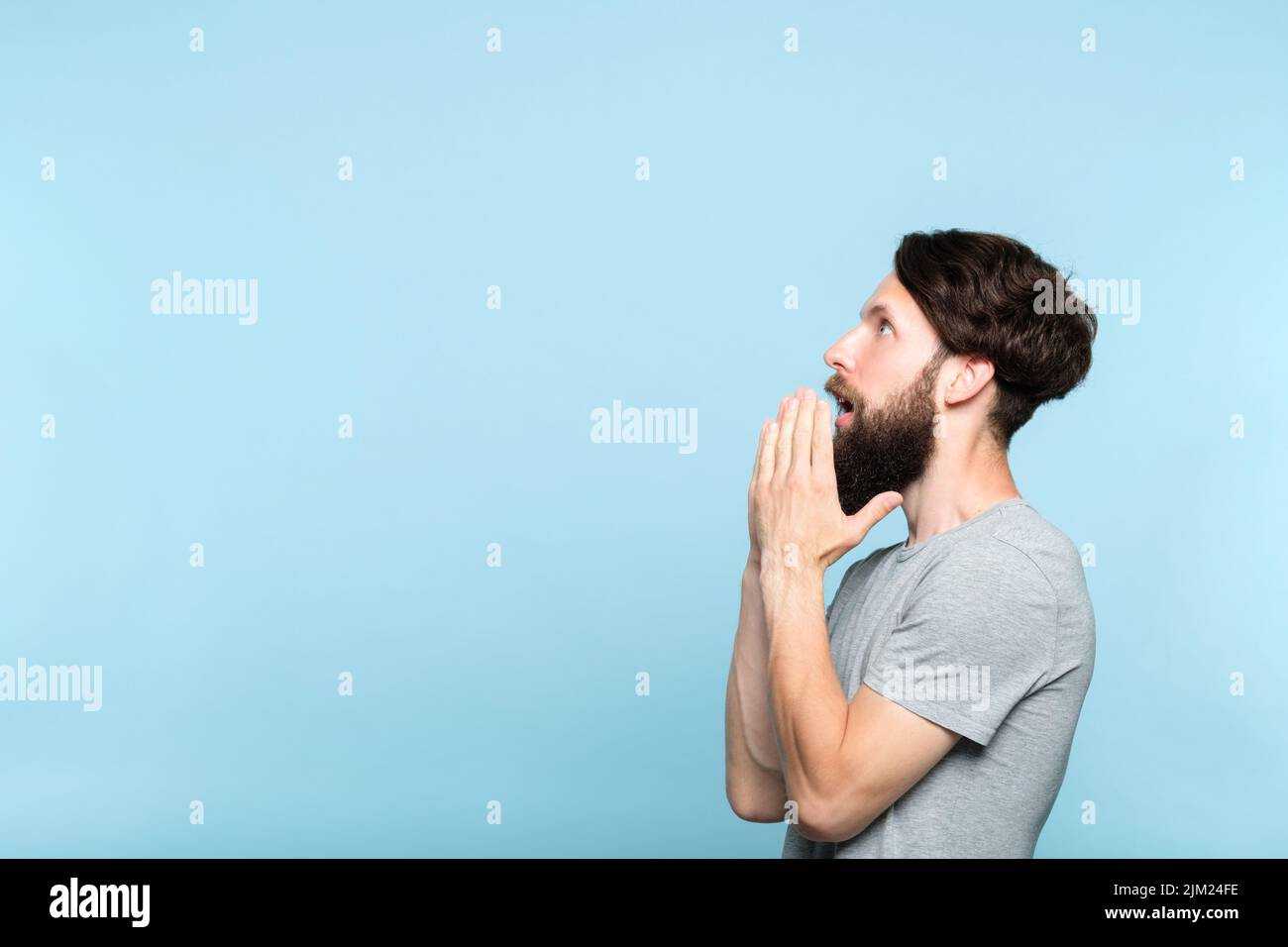 l'homme a l'air sur le côté impressionné la publicité Banque D'Images