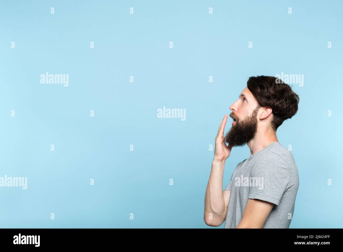 l'homme a l'air sur le côté a impressionné la publicité Banque D'Images