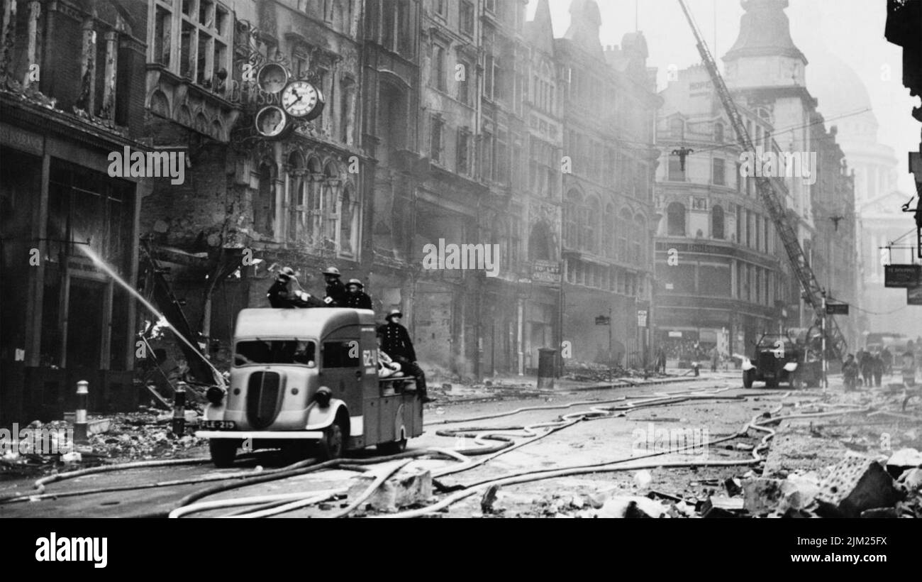BLITZ DE LONDRES. Pompiers à Oxford Street en 1942. Banque D'Images