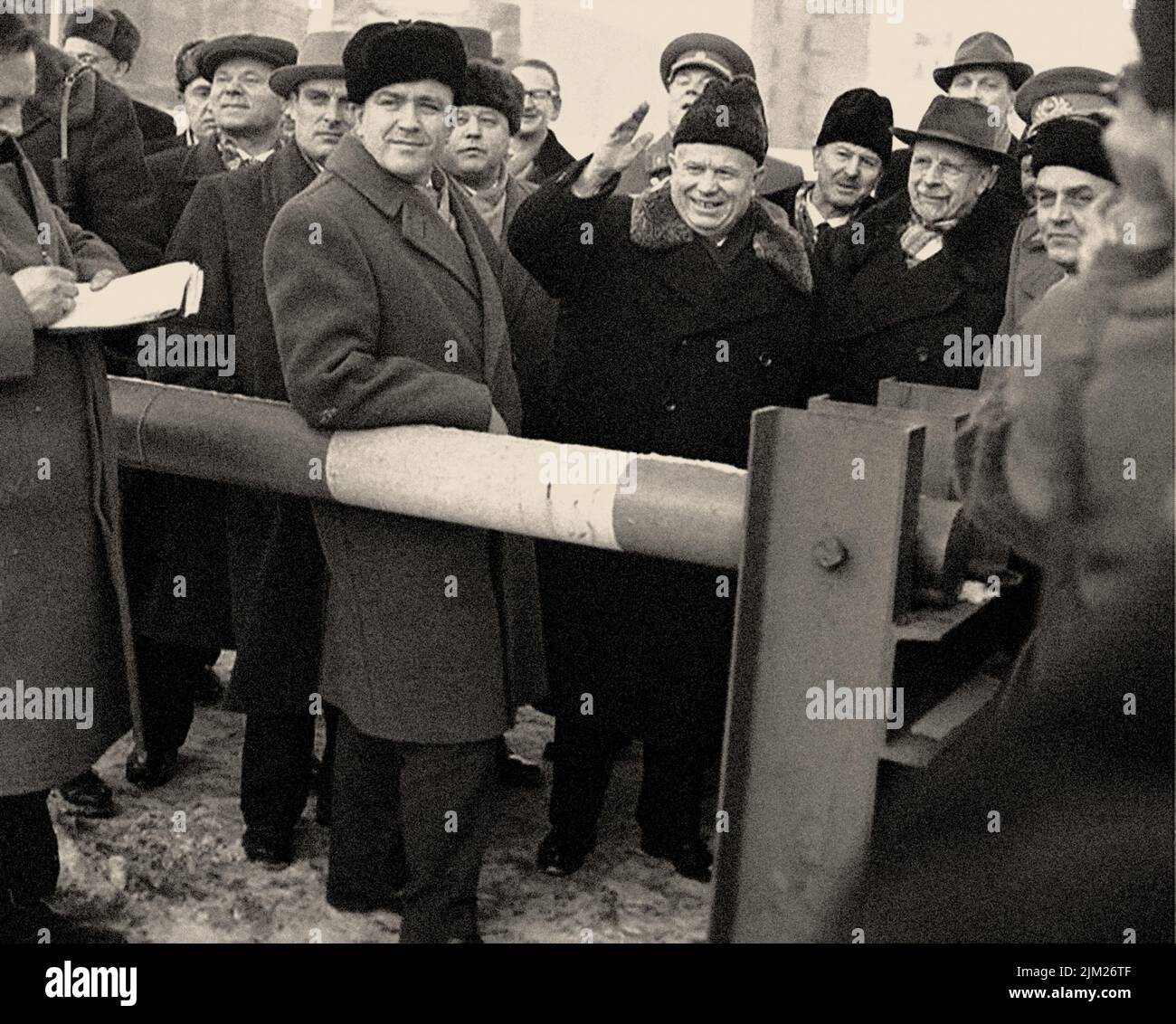 Nikita Khrouchtchev et Walter Ulbricht inspectent le poste frontalier de Friedrichstrasse à Berlin, connu sous le nom de Checkpoint Charlie on J. Museum: COLLECTION PRIVÉE. Auteur: ANONYME. Banque D'Images