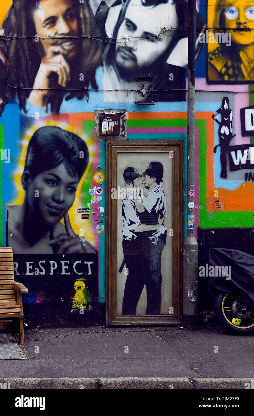 Brighton, Royaume-Uni - juillet 2022 : image d'un graffiti Banksy sur le côté d'un pub à Brighton. Image d'art de rue encadrée de deux policiers s'embrassant. Banque D'Images