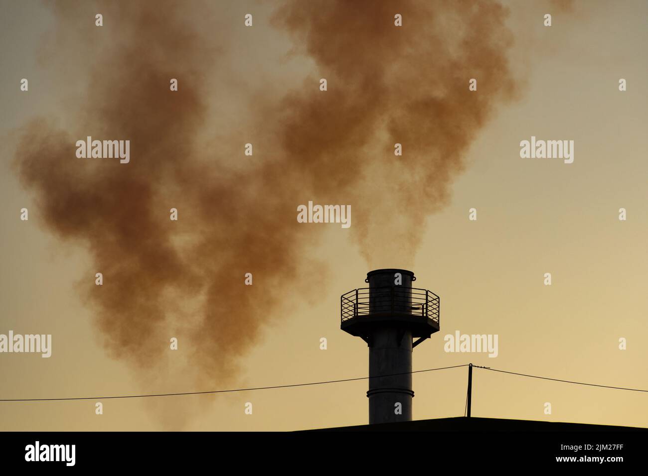 Goiania, Goiás, Brésil – 04 août 2022 : fumée provenant des cheminées d'une usine. Pollution de fumée d'usine avec le ciel en arrière-plan. Banque D'Images