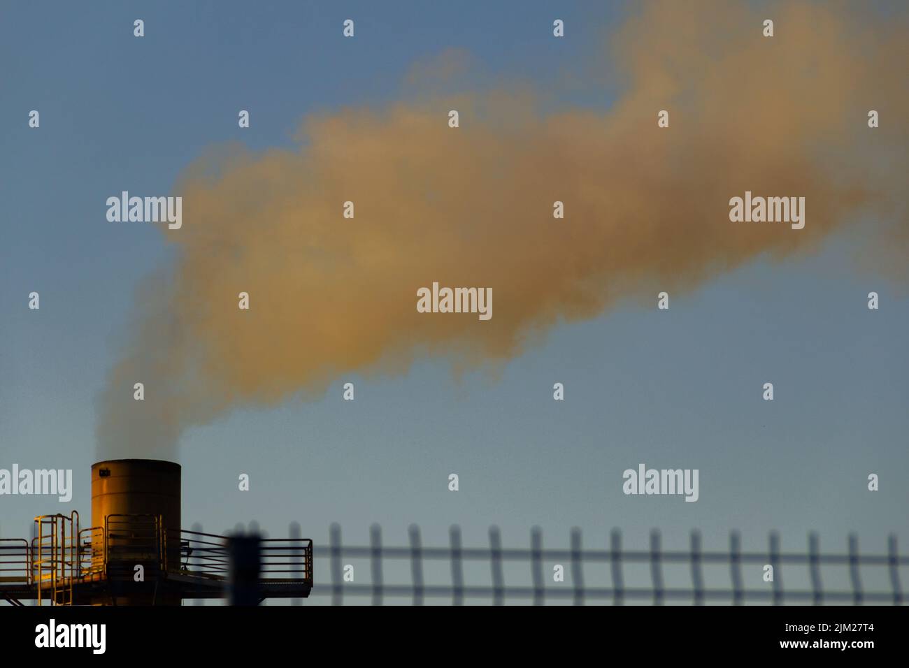 Goiania, Goiás, Brésil – 04 août 2022: Fumée sortant d'une cheminée d'usine. Pollution de fumée d'usine avec le ciel en arrière-plan. Banque D'Images