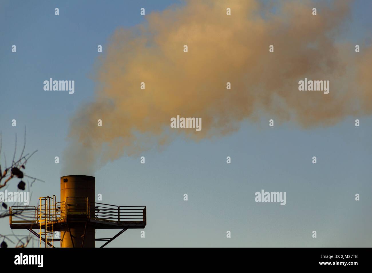 Goiania, Goiás, Brésil – 04 août 2022: Fumée sortant d'une cheminée d'usine. Pollution de fumée d'usine avec le ciel en arrière-plan. Banque D'Images