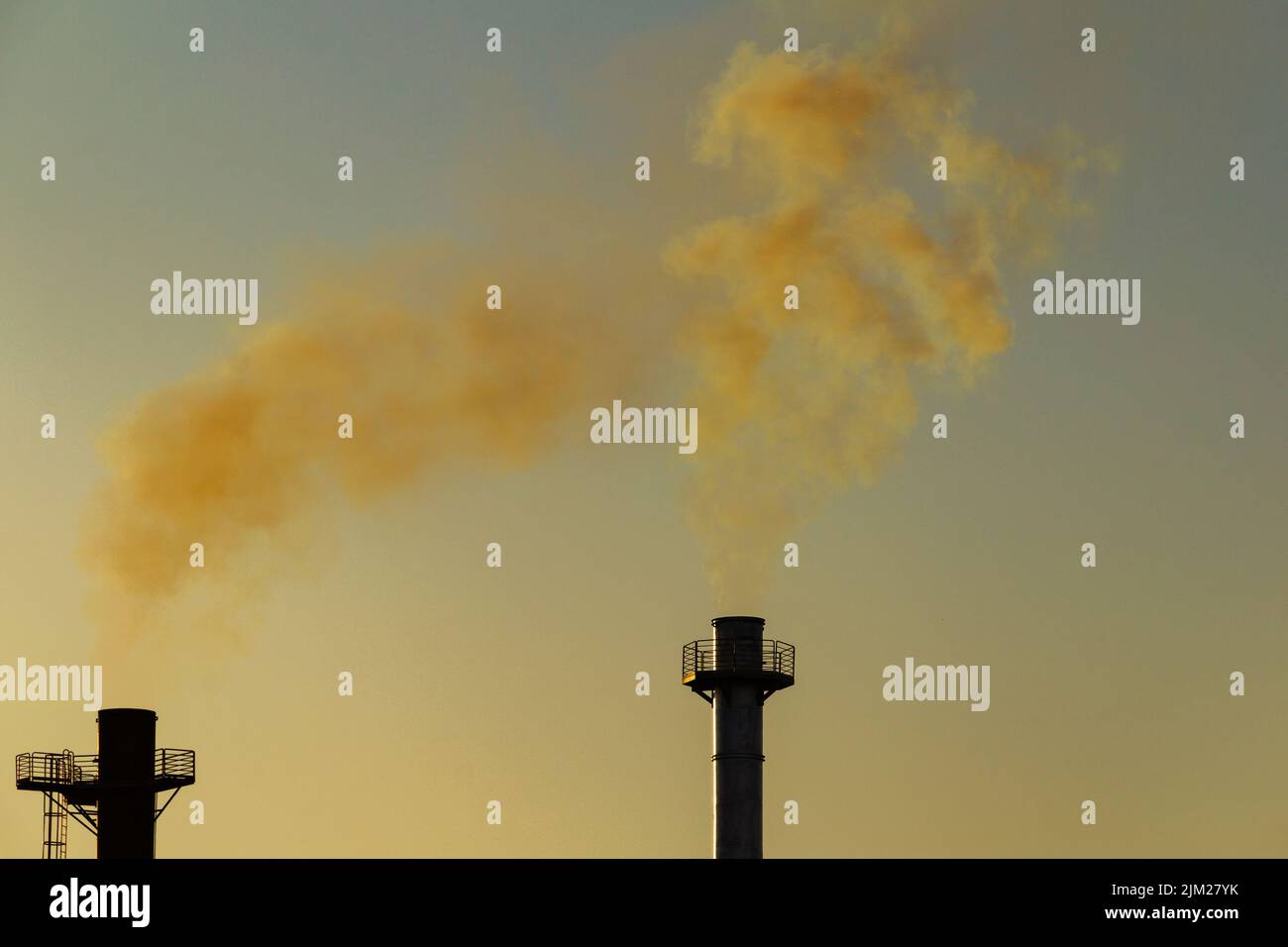 Goiania, Goiás, Brésil – 04 août 2022: Fumée provenant de deux cheminées d'une usine. Pollution de fumée d'usine avec le ciel en arrière-plan. Banque D'Images