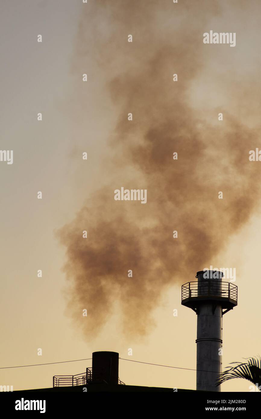 Goiania, Goiás, Brésil – 04 août 2022 : fumée provenant des cheminées d'une usine. Pollution de fumée d'usine avec le ciel en arrière-plan. Banque D'Images