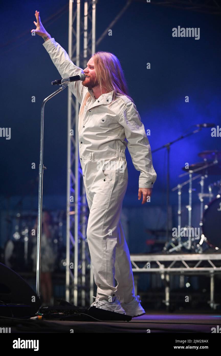 Sam Ryder interprète sa chanson Eurovision Spaceman au Festival des lignes de tramway de Sheffield. Banque D'Images