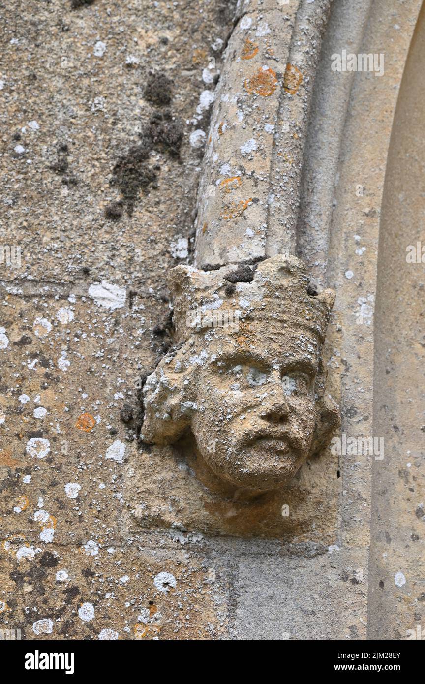 Corbeau de pierre au bord d'une fenêtre dans l'église paroissiale de Sainte-Marie-Madeleine, dans le hameau de Gloucestershire d'Adlestrop Banque D'Images