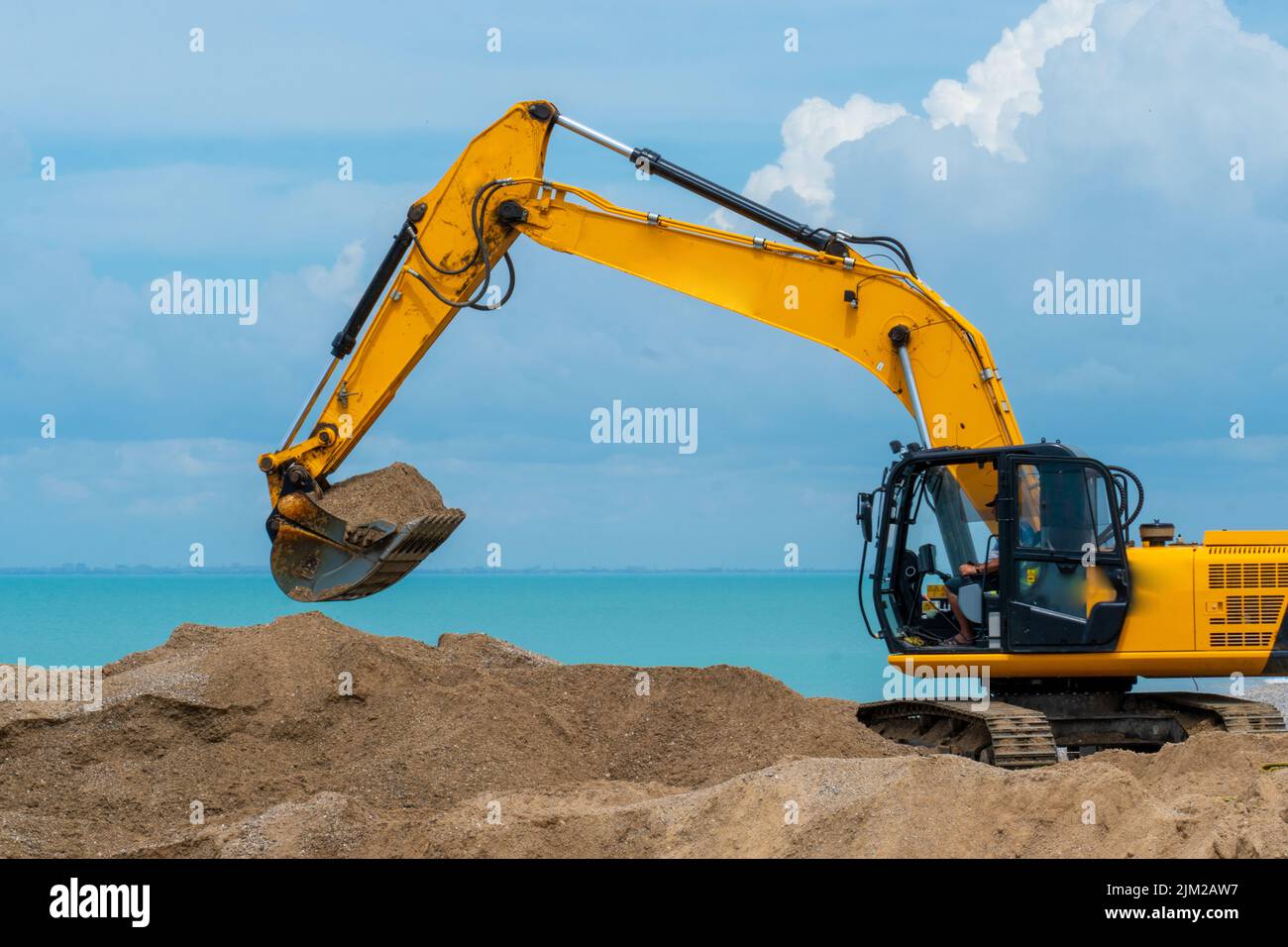 Industrie pétrolière construction d'excavateurs de mer pour machines lourdes activités de silhouette de sable, du godet minier pour l'excavation et la terre de puissance, excavation jaune Banque D'Images