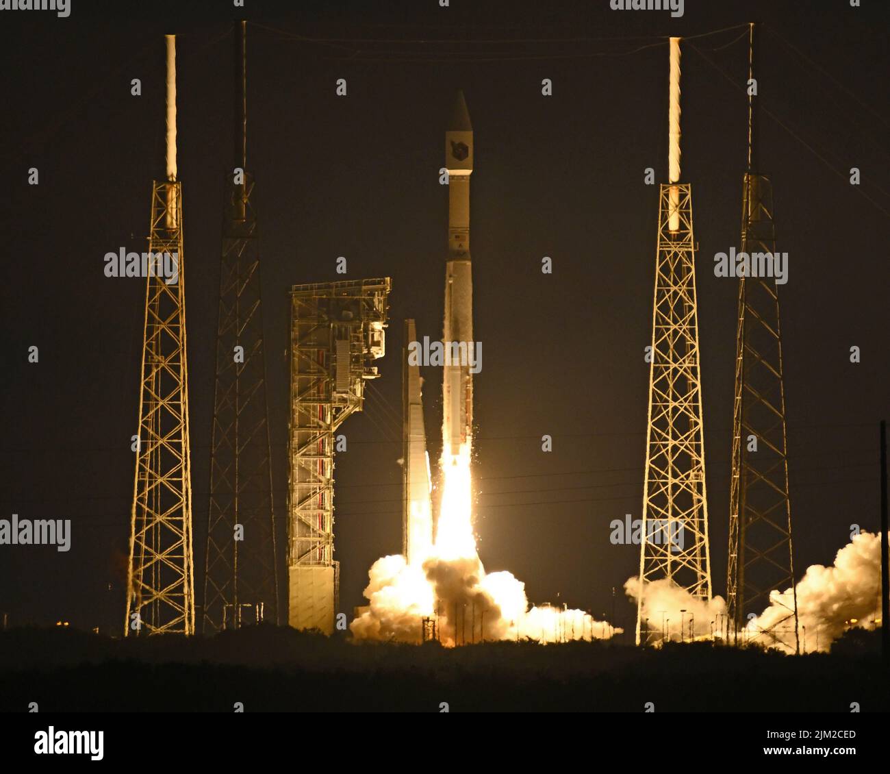 Une fusée Atlas V de United Launch Alliance lance le sixième satellite géosynchrone à système infrarouge spatial (SBIRS GEO 6) à 6 h 29 pour la Force spatiale des États-Unis à partir du complexe 41 de la Station de la Force spatiale du Cap Canaveral, en Floride, jeudi, 4 août 2022. Photo de Joe Marino/UPI crédit: UPI/Alay Live News Banque D'Images