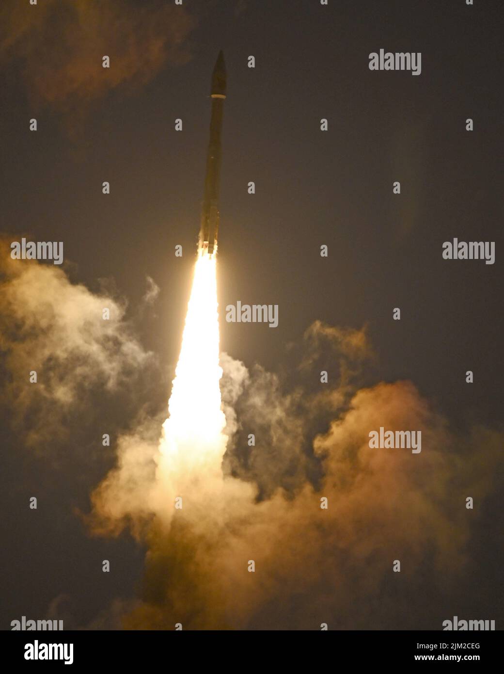 Une fusée Atlas V de United Launch Alliance lance le sixième satellite géosynchrone à système infrarouge spatial (SBIRS GEO 6) à 6 h 29 pour la Force spatiale des États-Unis à partir du complexe 41 de la Station de la Force spatiale du Cap Canaveral, en Floride, jeudi, 4 août 2022. Photo de Joe Marino/UPI crédit: UPI/Alay Live News Banque D'Images