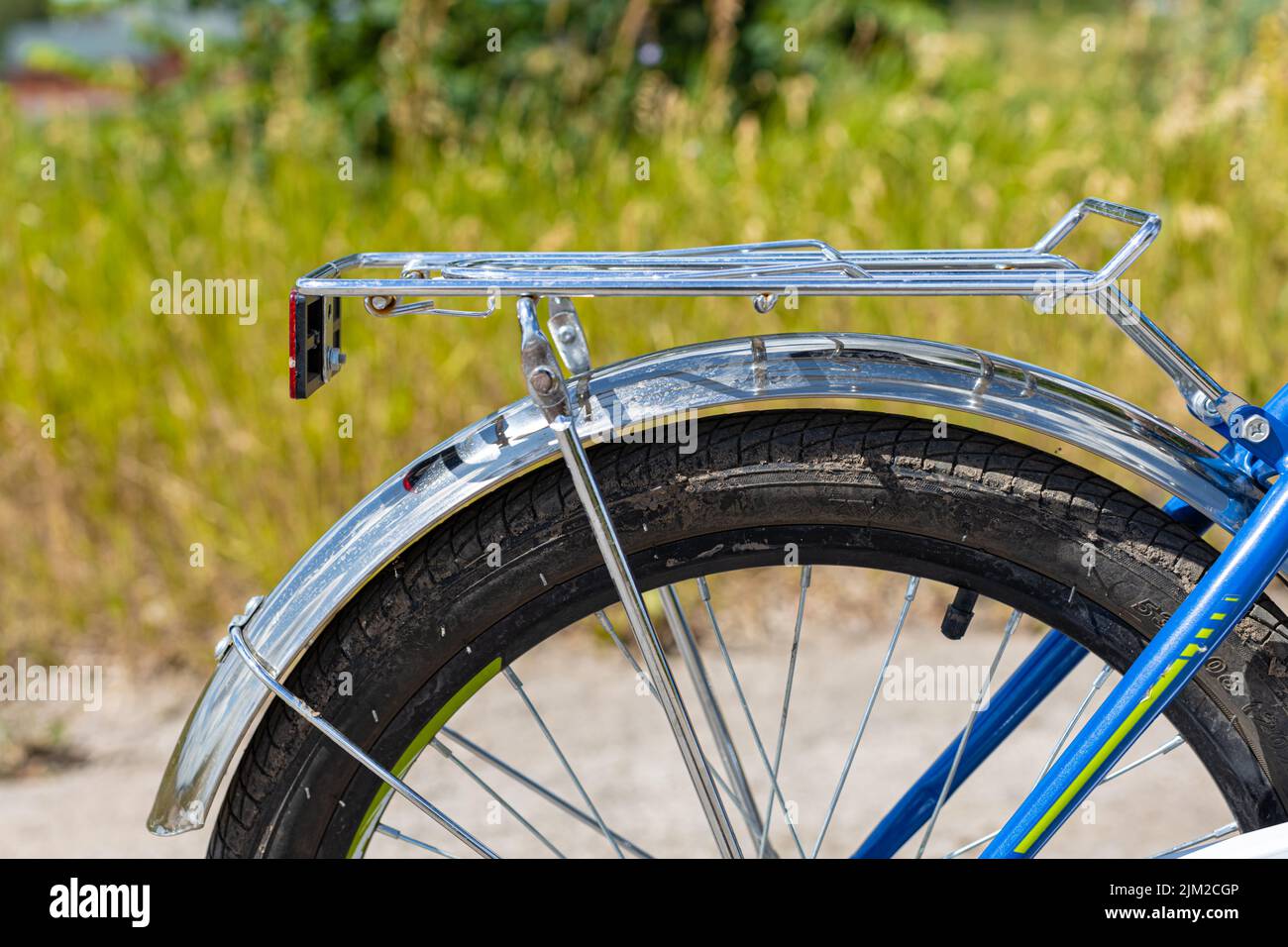 coffre à vélo sur fond de nature photographiée de côté Banque D'Images