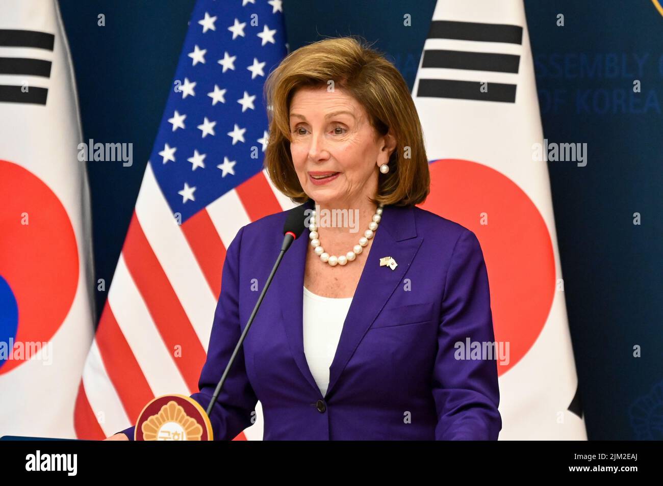 Séoul, Corée du Sud. 04th août 2022. Nancy Pelosi, Présidente de la Chambre des représentants des États-Unis, prend la parole jeudi à 4 août 2022 lors d'une conférence de presse à l'Assemblée nationale à Séoul, en Corée du Sud. Le Président Pelosi s'est rendu en Corée du Sud après un voyage à Taïwan qui a suscité une réaction furieuse de la part de la Chine. Photo de Thomas Maresca/UPI crédit: UPI/Alay Live News Banque D'Images