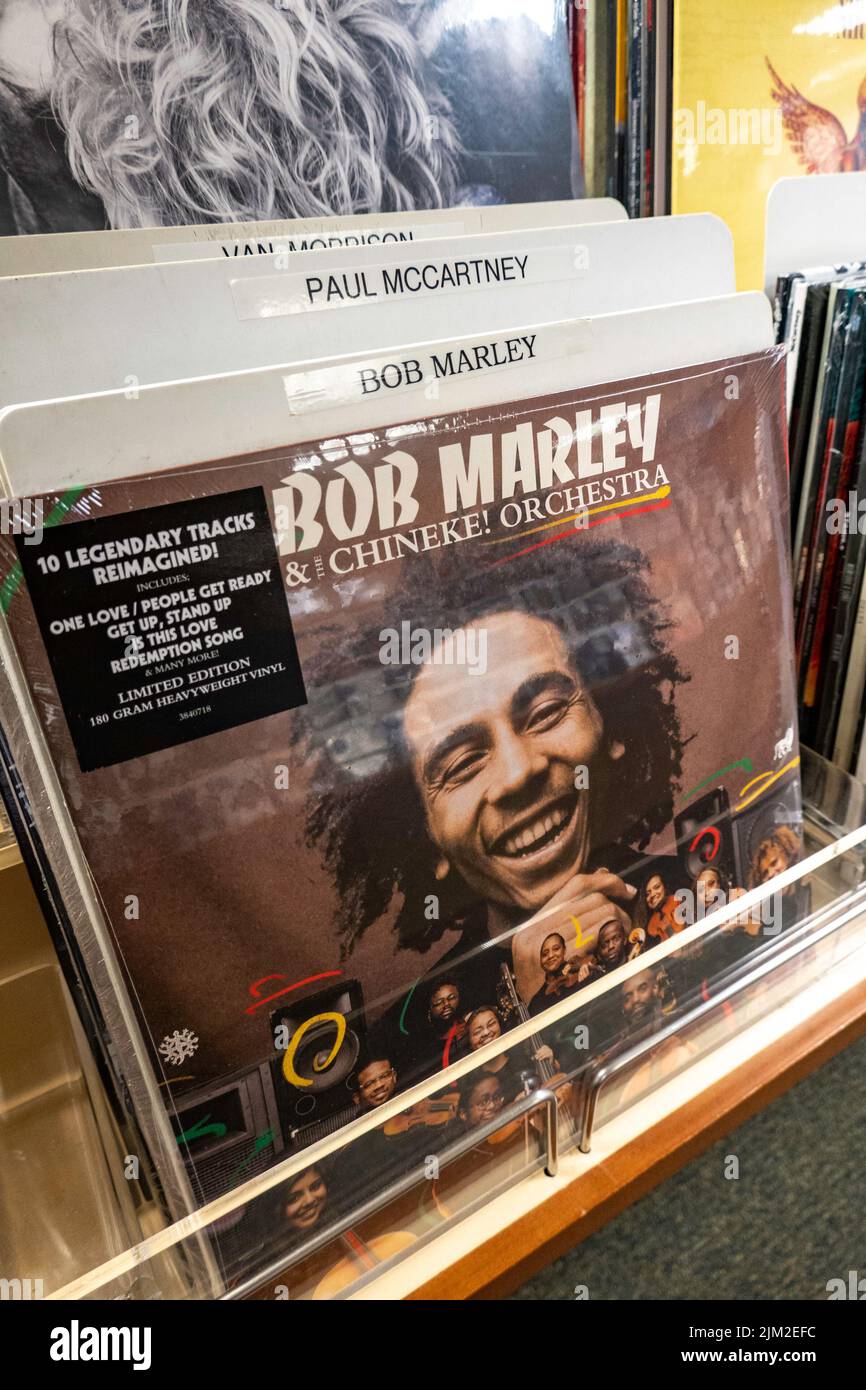 The Barnes & Noble Booksellers sur Fifth Avenue propose une sélection de disques vinyles, NYC, USA 2022 Banque D'Images