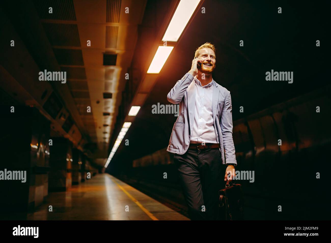 Homme d'affaires avec smartphone Hipster, attendant au métro en métro. Banque D'Images