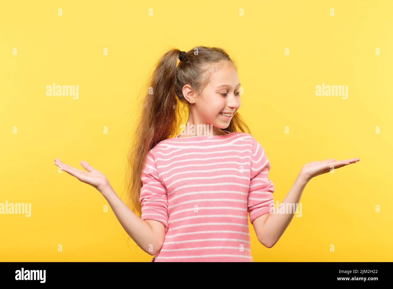 fille recherche objet virtuel mains vide choix Banque D'Images