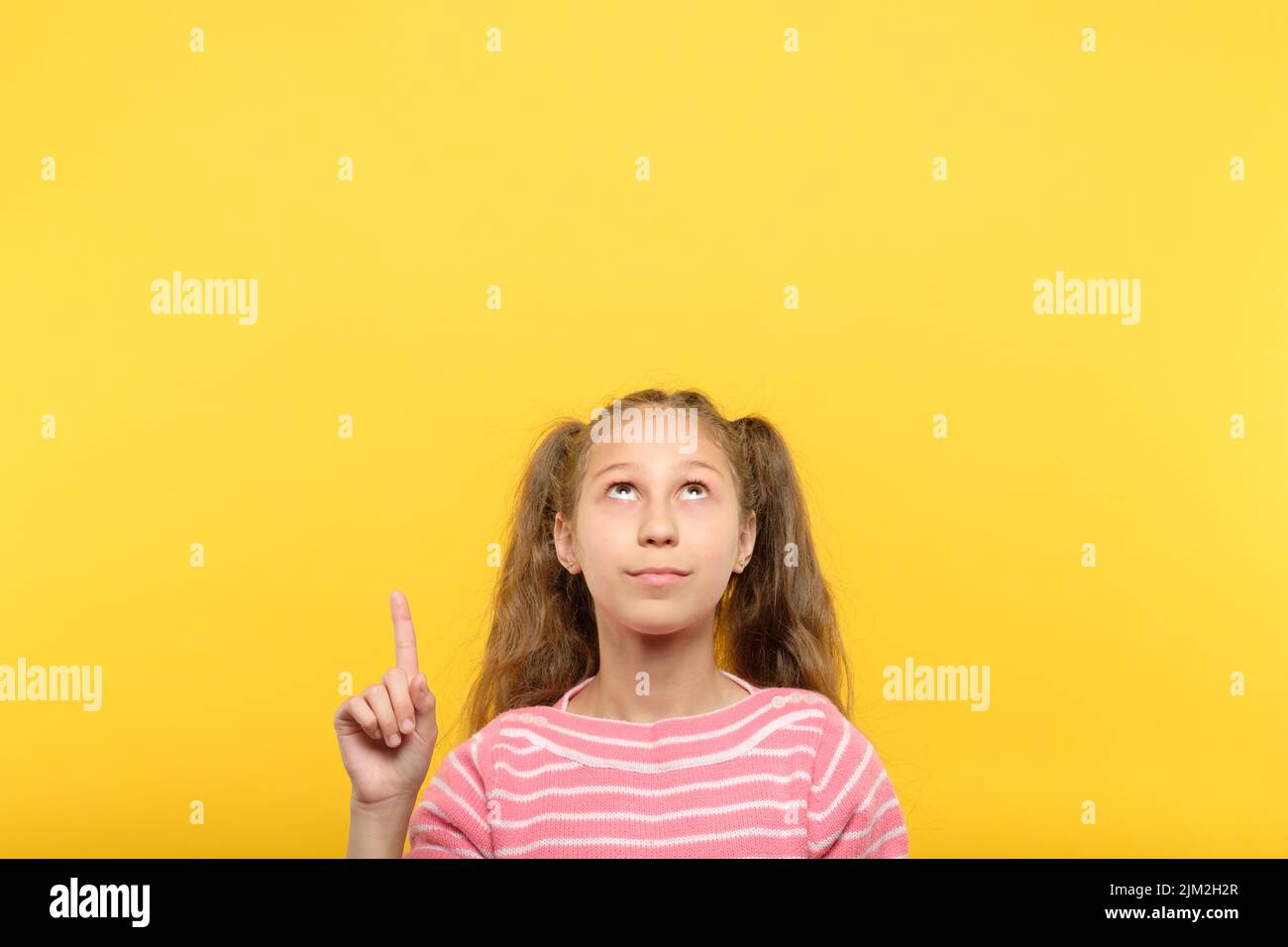 regardez au-dessus de la fille point index doigt objet virtuel Banque D'Images