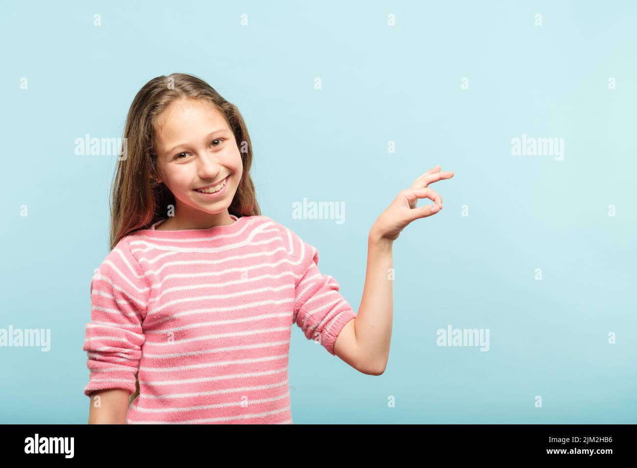 fille souriante tenant des mains de corde d'objet virtuel Banque D'Images