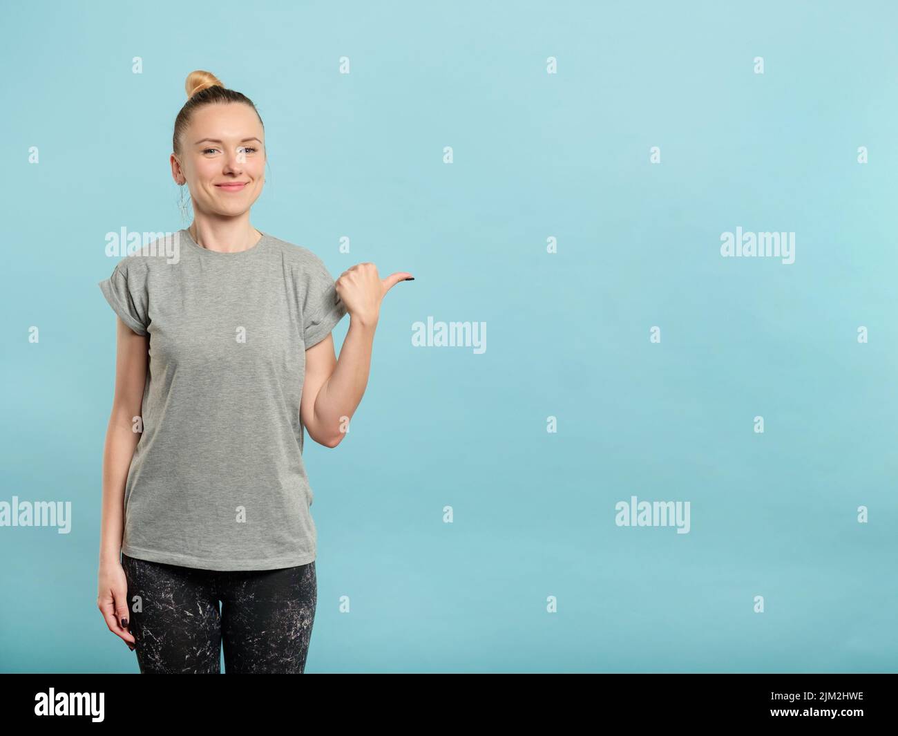 femme souriante point vide espace fond bleu Banque D'Images