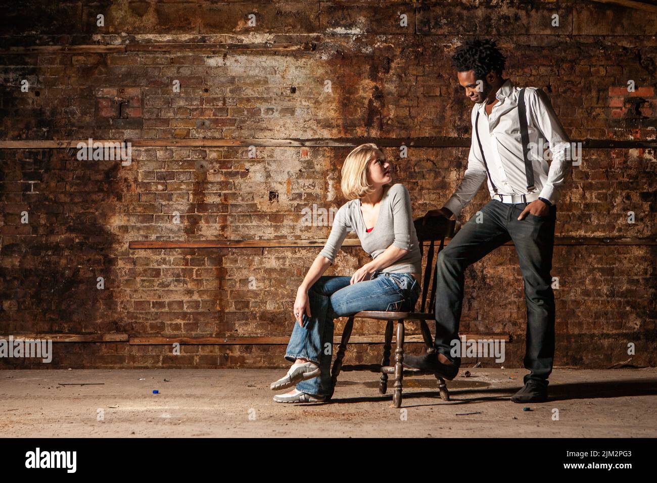 Réconciliation de couple. Un moment de réconciliation pour un couple qui travaille à travers leurs difficultés. À partir d'une série d'images avec les mêmes modèles. Banque D'Images