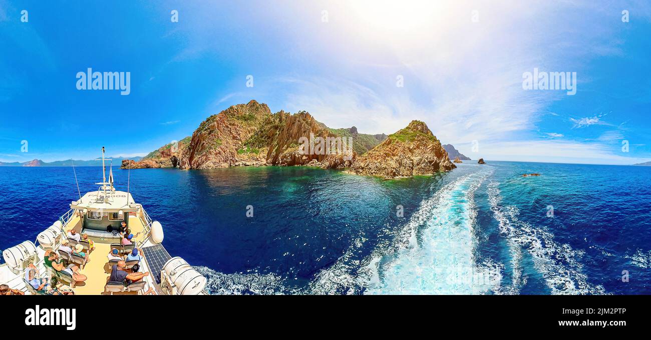 Corse, France - juin 2022 : visite touristique de Porto Ota aux badlands Calanques de Piana. Bateau de croisière avec vue aérienne avec les touristes et les badlands appelés Banque D'Images