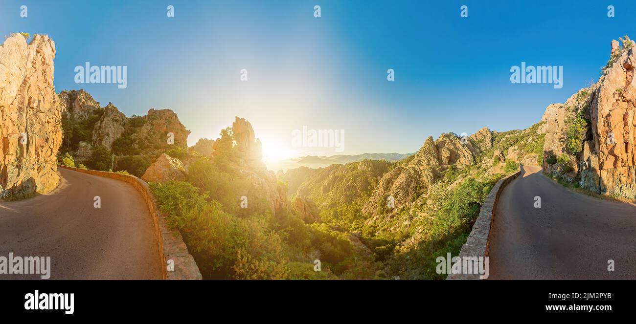 Vue aérienne des Badlands Piana de Corse sur la route D81 au coucher du soleil. Les Calanques de Piana parc naturel en mer Méditerranée par la ville de Porto Ota Banque D'Images