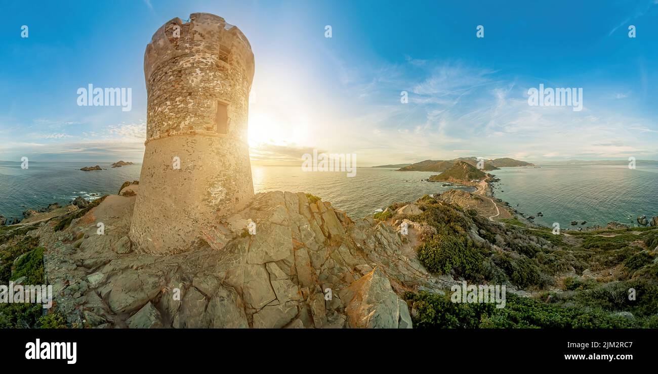 Ancienne tour de Parata génoise au bord de la mer Méditerranée sur l'île Corse de France. Vue aérienne au coucher du soleil panoramique de Punta Parata de la ville d'Ajaccio par le Banque D'Images