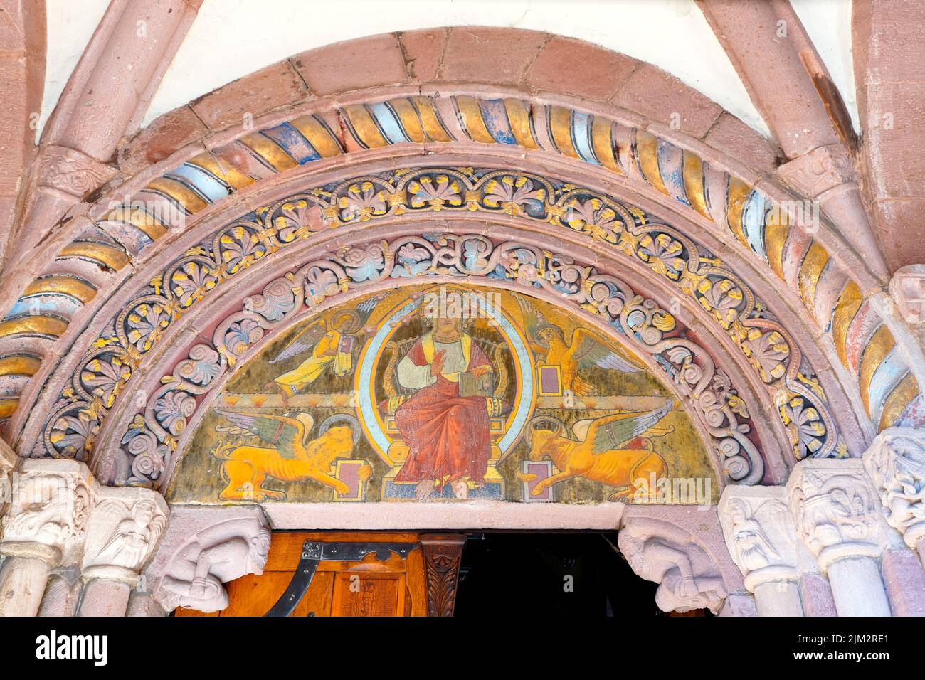 Pantocrator de Jésus-Christ. Tympan au-dessus du portail principal de l'église Saint-Jean à Sélestat, Alsace, Bas-Rhin, France. L'église Saint-Faith est un impo Banque D'Images