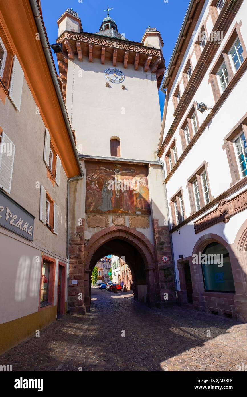 La Tour de l'horloge est un monument célèbre de Selestat. Alsace, la Tour de l'horloge est un monument situé dans la commune de Sélestat. Bas-Rhin, France. Banque D'Images