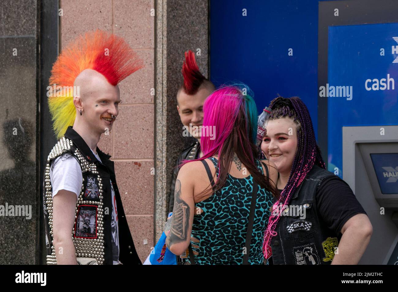 Blackpool, Lancashire, Royaume-Uni. 4th août 2022. La sous-culture punk, les idéologies, la mode, avec des coiffures mohican teints et la coloration au festival Punk Rebellion aux jardins d'hiver. Une protestation contre les attitudes et les comportements conventionnels, un choc des cultures anti-establishment, des mohawks, des épingles de sécurité et une charge d'attitude à la ville de bord de mer tandis que les punks participant au festival annuel de musique rock Rebellion aux jardins d'hiver se côtoient avec les vacanciers traditionnels. Crédit : Cernan Elias/Alay Live News Banque D'Images