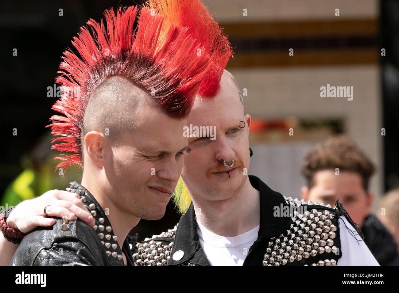 Blackpool, Lancashire, Royaume-Uni. 4th août 2022. La sous-culture punk, les idéologies, la mode, avec des coiffures mohican teints et la coloration au festival Punk Rebellion aux jardins d'hiver. Une protestation contre les attitudes et les comportements conventionnels, un choc des cultures anti-establishment, des mohawks, des épingles de sécurité et une charge d'attitude à la ville de bord de mer tandis que les punks participant au festival annuel de musique rock Rebellion aux jardins d'hiver se côtoient avec les vacanciers traditionnels. Crédit : Cernan Elias/Alay Live News Banque D'Images