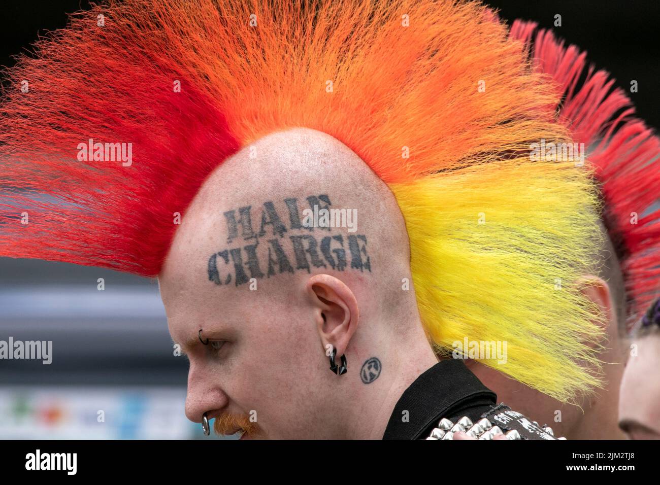 Blackpool, Lancashire, Royaume-Uni. 4th août 2022. La sous-culture punk, les idéologies, la mode, avec des coiffures mohican teints et la coloration au festival Punk Rebellion aux jardins d'hiver. Une protestation contre les attitudes et les comportements conventionnels, un choc des cultures anti-establishment, des mohawks, des épingles de sécurité et une charge d'attitude à la ville de bord de mer tandis que les punks participant au festival annuel de musique rock Rebellion aux jardins d'hiver se côtoient avec les vacanciers traditionnels. Crédit : Cernan Elias/Alay Live News Banque D'Images