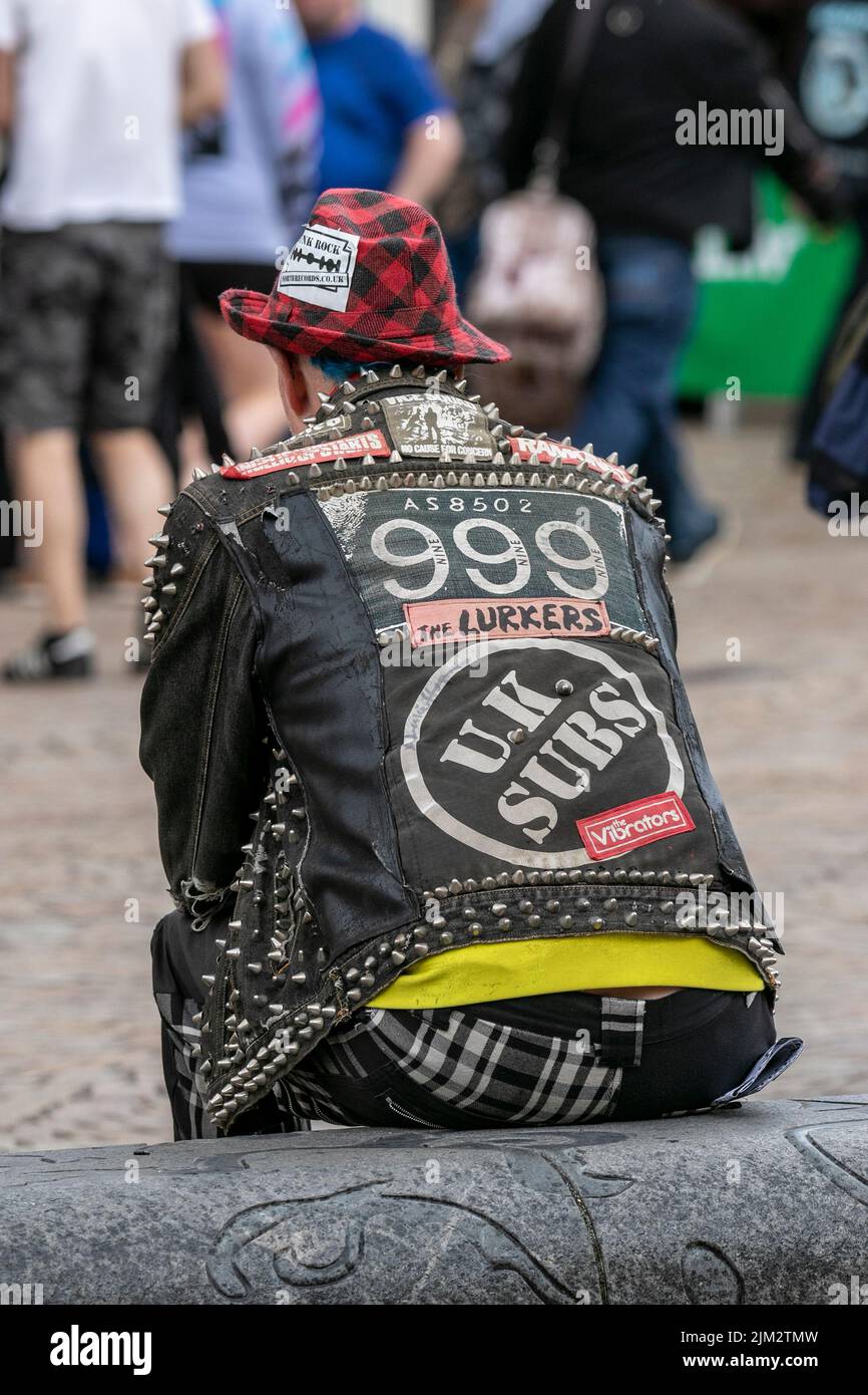 Blackpool, Lancashire, Royaume-Uni. 4th août 2022. La sous-culture punk, les idéologies, la mode, avec des coiffures mohican teints et la coloration au festival Punk Rebellion aux jardins d'hiver. Une protestation contre les attitudes et les comportements conventionnels, un choc des cultures anti-establishment, des mohawks, des épingles de sécurité et une charge d'attitude à la ville de bord de mer tandis que les punks participant au festival annuel de musique rock Rebellion aux jardins d'hiver se côtoient avec les vacanciers traditionnels. Crédit : Cernan Elias/Alay Live News Banque D'Images