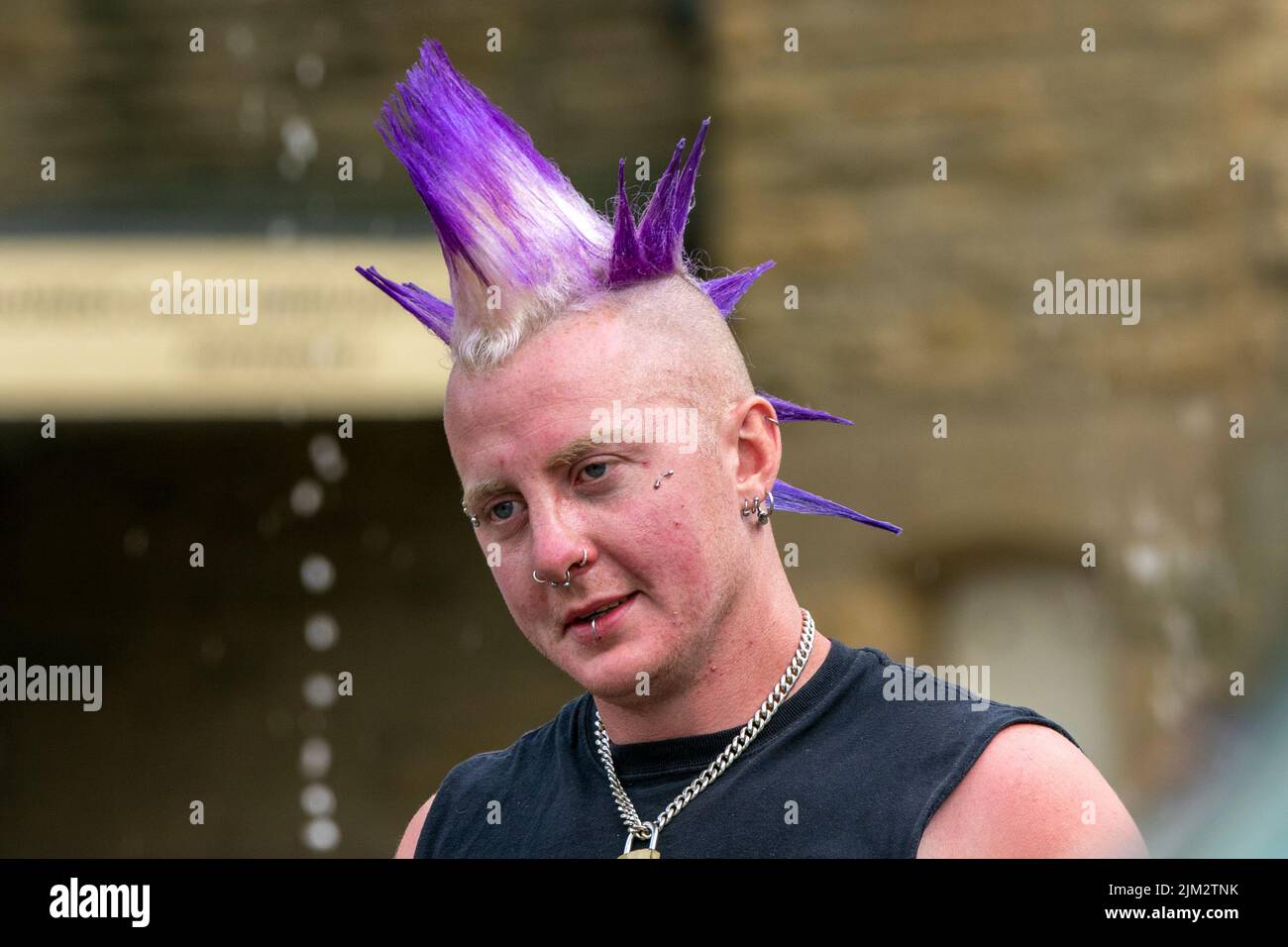 Blackpool, Lancashire, Royaume-Uni. 4th août 2022. La sous-culture punk, les idéologies, la mode, avec des coiffures mohican teints et la coloration au festival Punk Rebellion aux jardins d'hiver. Une protestation contre les attitudes et les comportements conventionnels, un choc des cultures anti-establishment, des mohawks, des épingles de sécurité et une charge d'attitude à la ville de bord de mer tandis que les punks participant au festival annuel de musique rock Rebellion aux jardins d'hiver se côtoient avec les vacanciers traditionnels. Crédit : Cernan Elias/Alay Live News Banque D'Images
