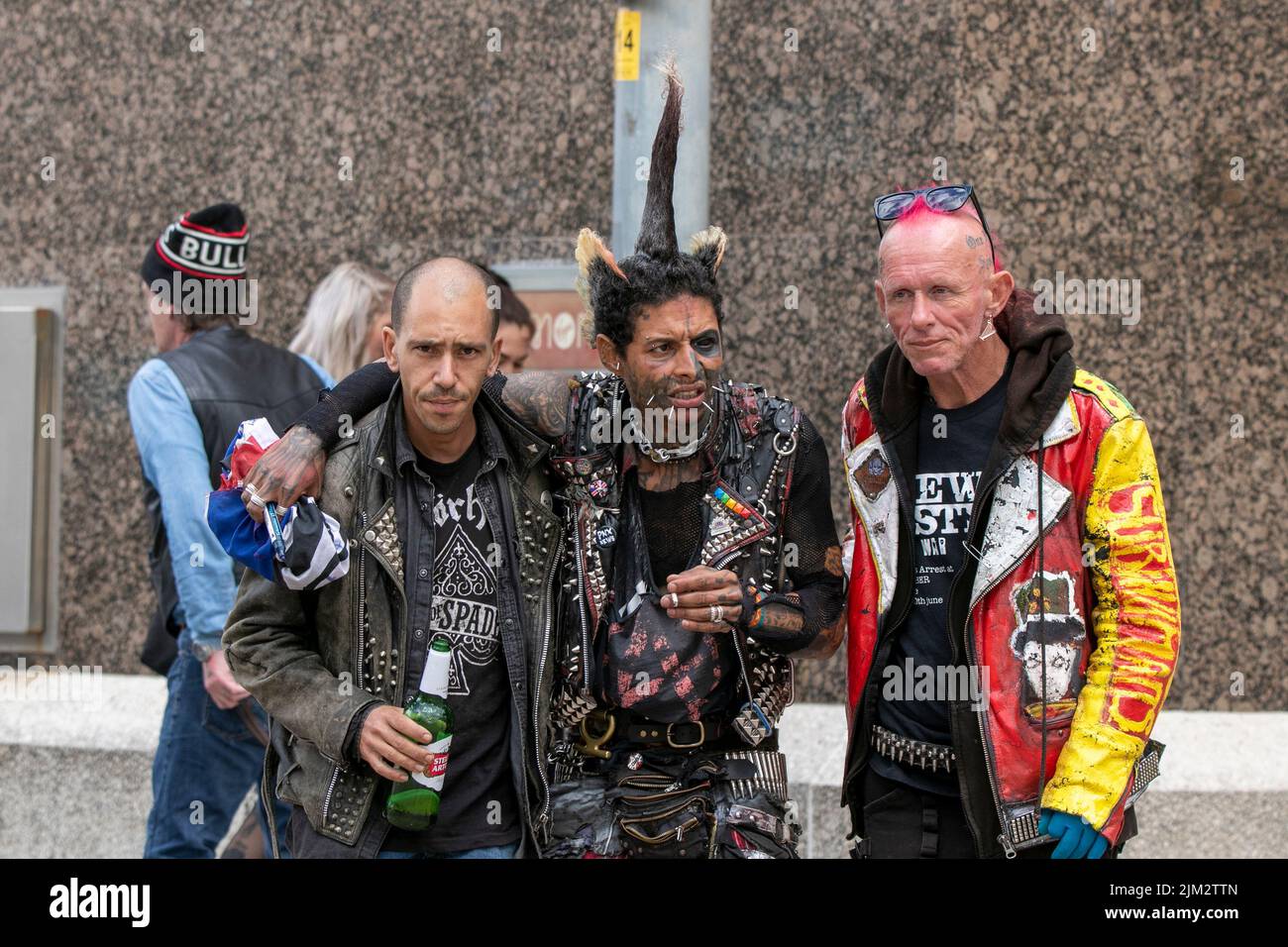 Blackpool, Lancashire, Royaume-Uni. 4th août 2022. La sous-culture punk, les idéologies, la mode, avec des coiffures mohican teints et la coloration au festival Punk Rebellion aux jardins d'hiver. Une protestation contre les attitudes et les comportements conventionnels, un choc des cultures anti-establishment, des mohawks, des épingles de sécurité et une charge d'attitude à la ville de bord de mer tandis que les punks participant au festival annuel de musique rock Rebellion aux jardins d'hiver se côtoient avec les vacanciers traditionnels. Crédit : Cernan Elias/Alay Live News Banque D'Images