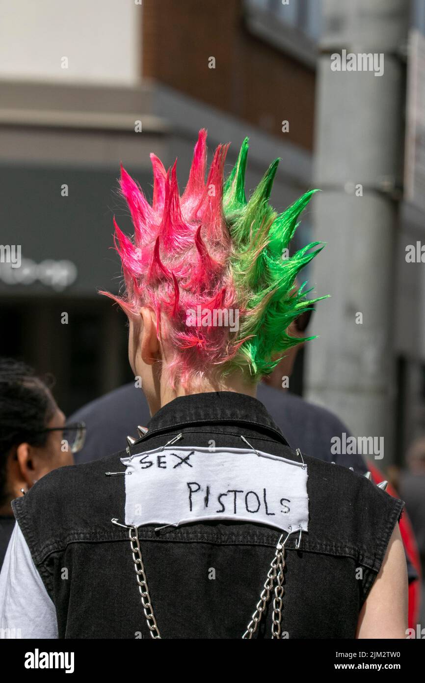 Blackpool, Lancashire, Royaume-Uni. 4th août 2022. La sous-culture punk, les idéologies, la mode, avec des coiffures mohican teints et la coloration au festival Punk Rebellion aux jardins d'hiver. Une protestation contre les attitudes et les comportements conventionnels, un choc des cultures anti-establishment, des mohawks, des épingles de sécurité et une charge d'attitude à la ville de bord de mer tandis que les punks participant au festival annuel de musique rock Rebellion aux jardins d'hiver se côtoient avec les vacanciers traditionnels. Crédit : Cernan Elias/Alay Live News Banque D'Images