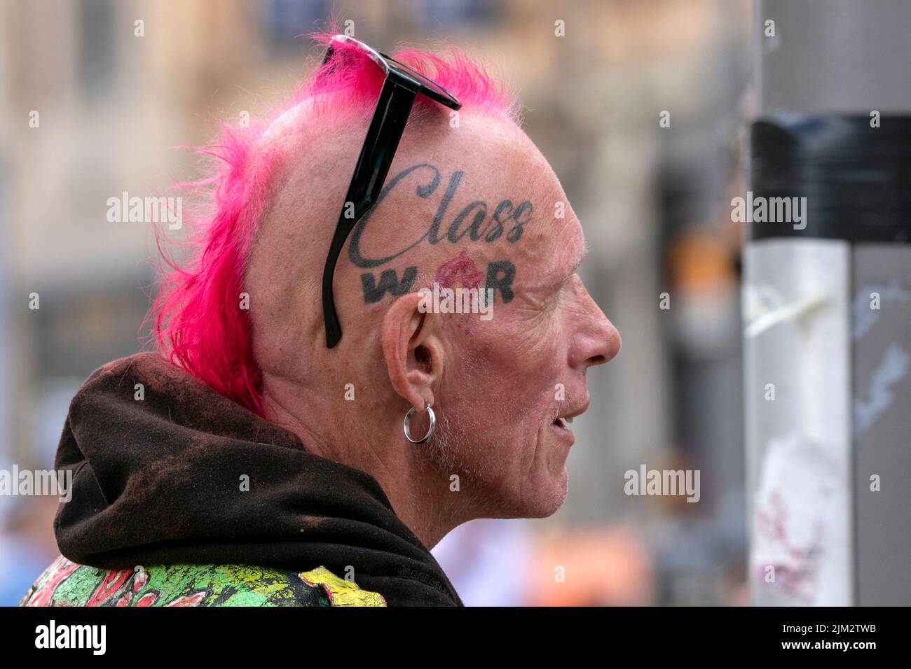 Blackpool, Lancashire, Royaume-Uni. 4th août 2022. La sous-culture punk, les idéologies, la mode, avec des coiffures mohican teints et la coloration au festival Punk Rebellion aux jardins d'hiver. Une protestation contre les attitudes et les comportements conventionnels, un choc des cultures anti-establishment, des mohawks, des épingles de sécurité et une charge d'attitude à la ville de bord de mer tandis que les punks participant au festival annuel de musique rock Rebellion aux jardins d'hiver se côtoient avec les vacanciers traditionnels. Crédit : Cernan Elias/Alay Live News Banque D'Images