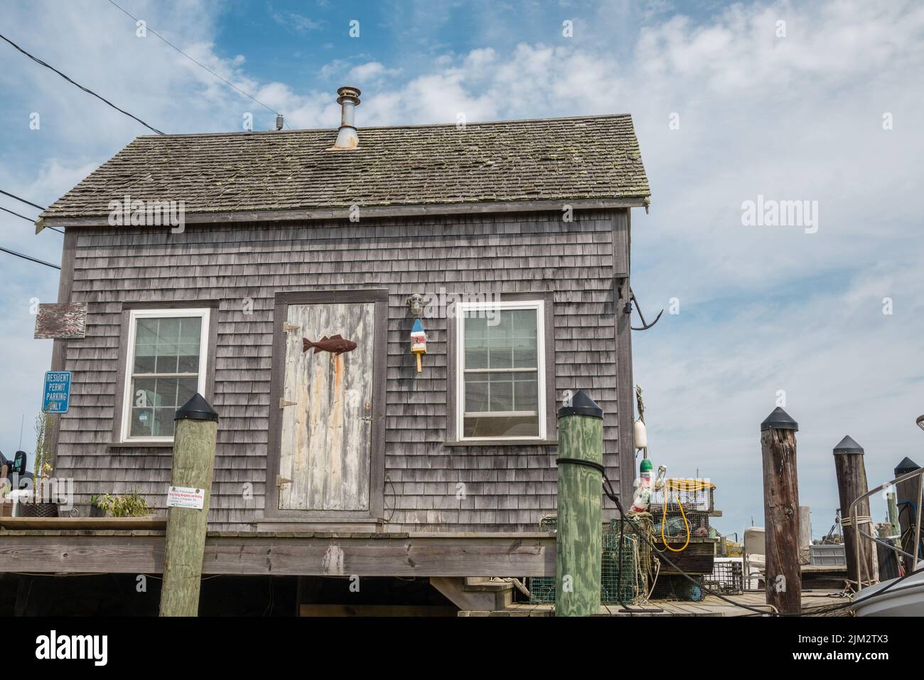 Menemsha, Martha's Vineyard, Massachusetts, États-Unis-26 juillet 2022 : bâtiment pittoresque et rustique orné de buis gris dans un village de pêcheurs emblématique. Banque D'Images