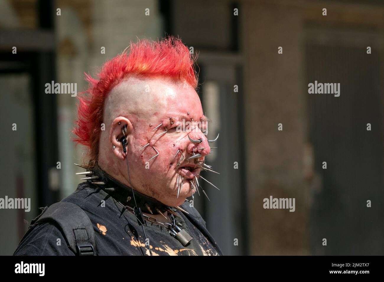 Blackpool, Lancashire, Royaume-Uni. 4th août 2022. La sous-culture punk, les idéologies, la mode, avec des coiffures mohican teints et la coloration au festival Punk Rebellion aux jardins d'hiver. Une protestation contre les attitudes et les comportements conventionnels, un choc des cultures anti-establishment, des mohawks, des épingles de sécurité et une charge d'attitude à la ville de bord de mer tandis que les punks participant au festival annuel de musique rock Rebellion aux jardins d'hiver se côtoient avec les vacanciers traditionnels. Crédit : Cernan Elias/Alay Live News Banque D'Images