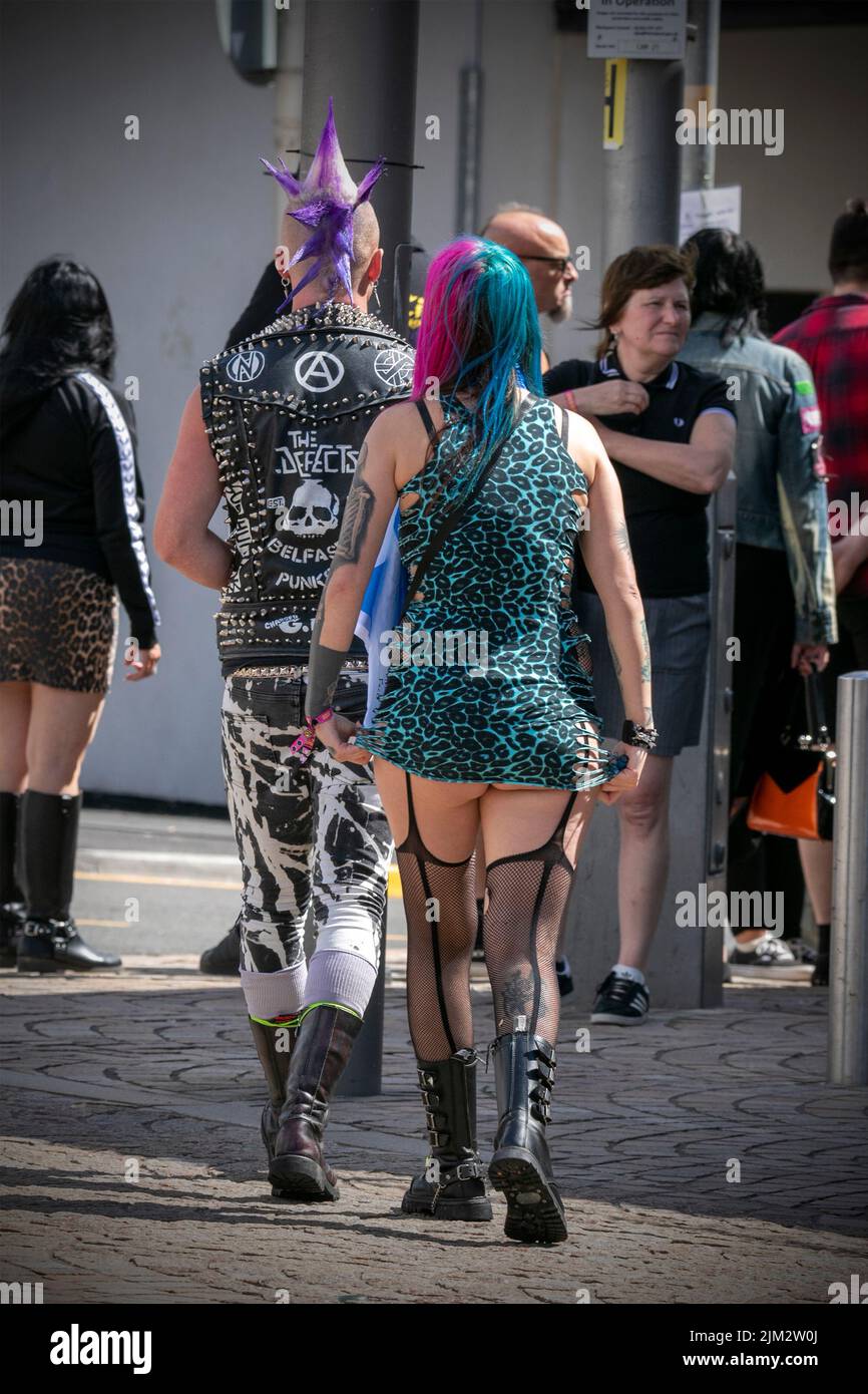 Blackpool, Lancashire, Royaume-Uni. 4th août 2022. La sous-culture punk, les idéologies, la mode, avec des coiffures mohican teints et la coloration au festival Punk Rebellion aux jardins d'hiver. Une protestation contre les attitudes et les comportements conventionnels, un choc des cultures anti-establishment, des mohawks, des épingles de sécurité et une charge d'attitude à la ville de bord de mer tandis que les punks participant au festival annuel de musique rock Rebellion aux jardins d'hiver se côtoient avec les vacanciers traditionnels. Crédit : Cernan Elias/Alay Live News Banque D'Images
