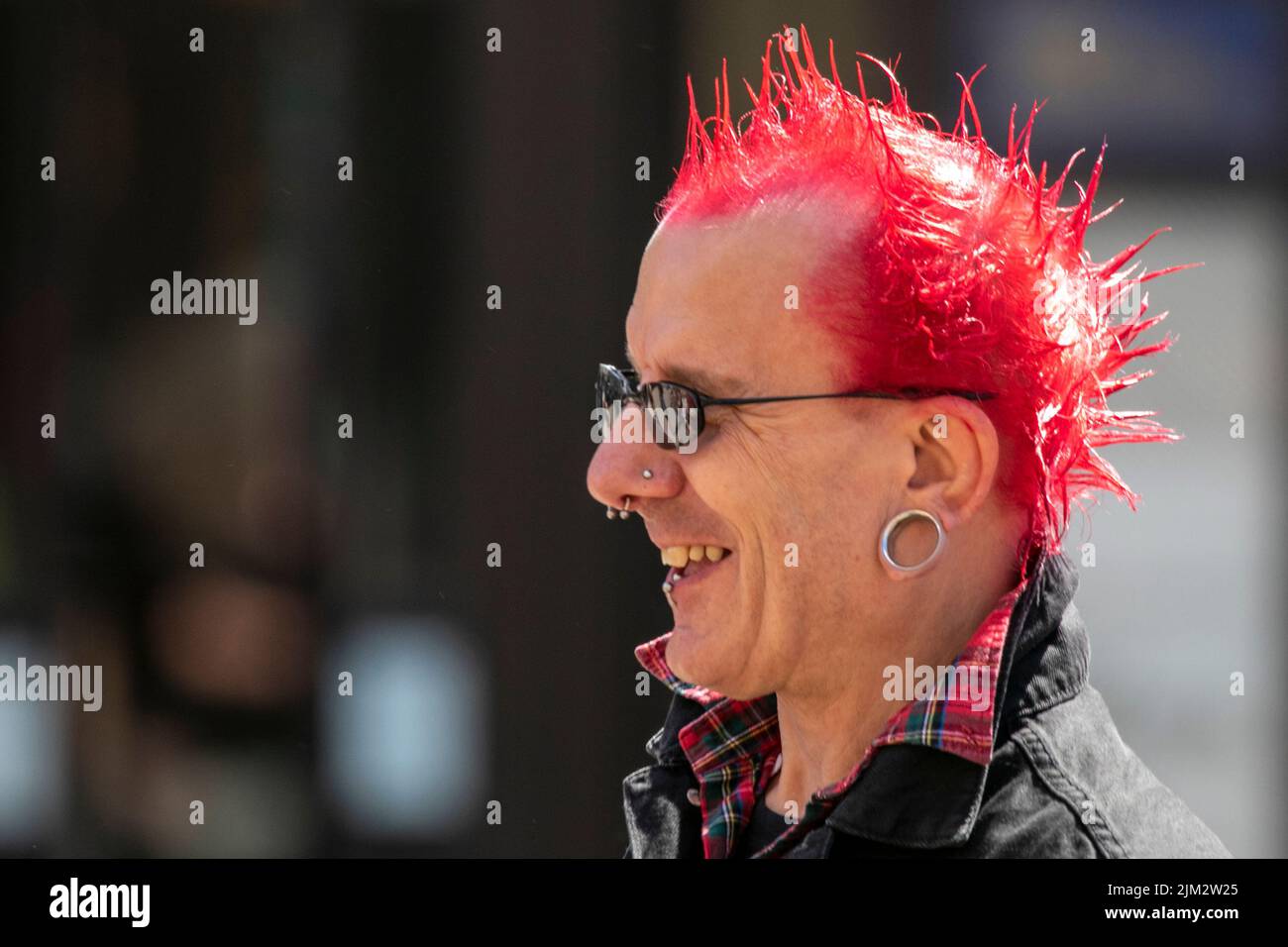 Blackpool, Lancashire, Royaume-Uni. 4th août 2022. La sous-culture punk, les idéologies, la mode, avec des coiffures mohican teints et la coloration au festival Punk Rebellion aux jardins d'hiver. Une protestation contre les attitudes et les comportements conventionnels, un choc des cultures anti-establishment, des mohawks, des épingles de sécurité et une charge d'attitude à la ville de bord de mer tandis que les punks participant au festival annuel de musique rock Rebellion aux jardins d'hiver se côtoient avec les vacanciers traditionnels. Crédit : Cernan Elias/Alay Live News Banque D'Images