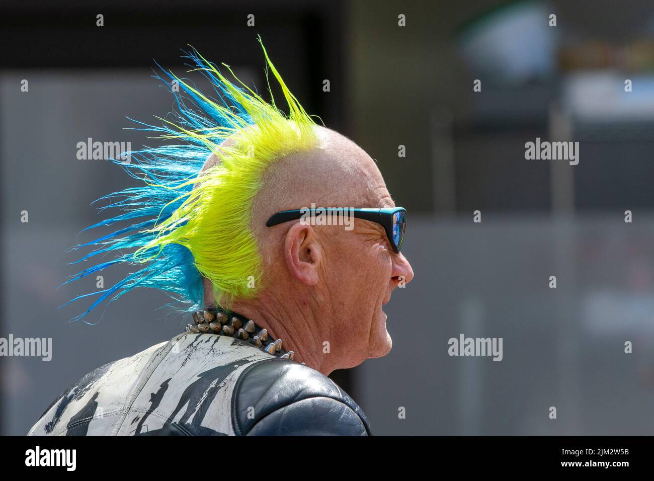 Blackpool, Lancashire, Royaume-Uni. 4th août 2022. La sous-culture punk, les idéologies, la mode, avec des coiffures mohican teints et la coloration au festival Punk Rebellion aux jardins d'hiver. Une protestation contre les attitudes et les comportements conventionnels, un choc des cultures anti-establishment, des mohawks, des épingles de sécurité et une charge d'attitude à la ville de bord de mer tandis que les punks participant au festival annuel de musique rock Rebellion aux jardins d'hiver se côtoient avec les vacanciers traditionnels. Crédit : Cernan Elias/Alay Live News Banque D'Images