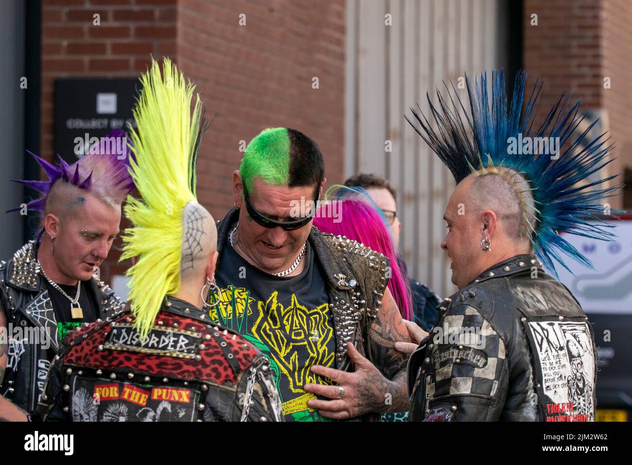 Blackpool, Lancashire, Royaume-Uni. 4th août 2022. La sous-culture punk, les idéologies, la mode, avec des coiffures mohican teints et la coloration au festival Punk Rebellion aux jardins d'hiver. Une protestation contre les attitudes et les comportements conventionnels, un choc des cultures anti-establishment, des mohawks, des épingles de sécurité et une charge d'attitude à la ville de bord de mer tandis que les punks participant au festival annuel de musique rock Rebellion aux jardins d'hiver se côtoient avec les vacanciers traditionnels. Crédit : Cernan Elias/Alay Live News Banque D'Images