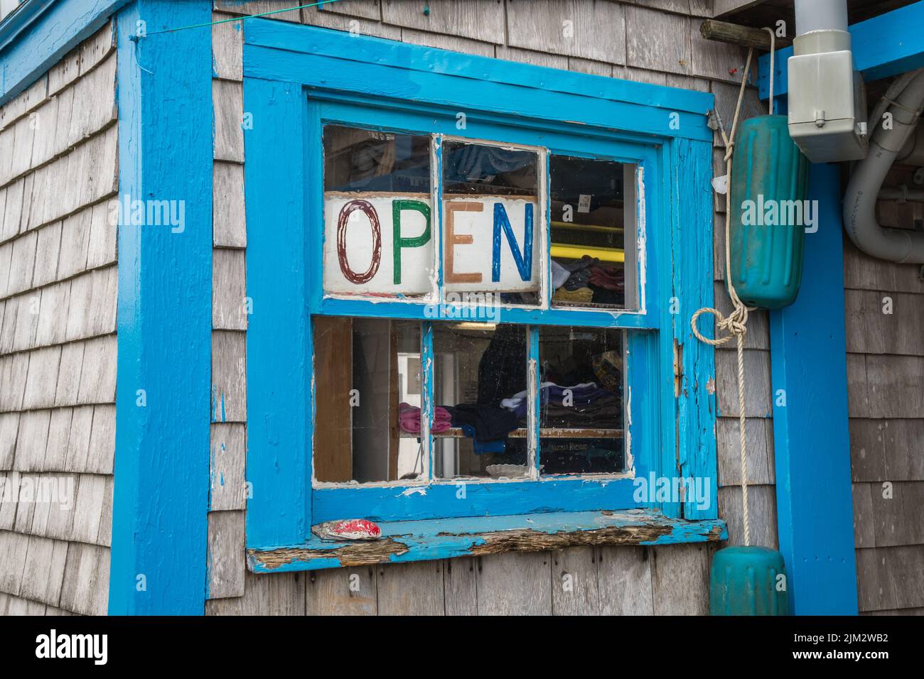 Menemsha, Martha's Vineyard, Massachusetts, États-Unis-26 juillet 2022 : bâtiment pittoresque et rustique orné de buis gris dans un village de pêcheurs emblématique. Banque D'Images