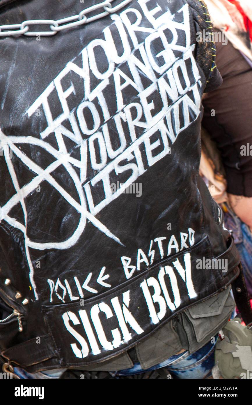 Blackpool, Lancashire, Royaume-Uni. 4th août 2022. La sous-culture punk, les idéologies, la mode, avec des coiffures mohican teints et la coloration au festival Punk Rebellion aux jardins d'hiver. Une protestation contre les attitudes et les comportements conventionnels, un choc des cultures anti-establishment, des mohawks, des épingles de sécurité et une charge d'attitude à la ville de bord de mer tandis que les punks participant au festival annuel de musique rock Rebellion aux jardins d'hiver se côtoient avec les vacanciers traditionnels. Crédit : MediaWorldimages/AlamyLiveNews Banque D'Images